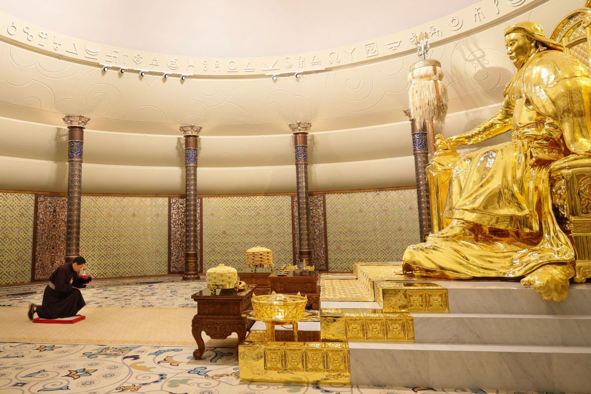 Шинийн нэгний өглөө Монгол Улсын Ерөнхийлөгч У.Хүрэлсүх, Улсын Их Хурлын дарга Н.Учрал, Монгол Улсын Ерөнхий сайд Г.Занданшатар нар Эзэн Богд Чингис хааны шүтээнд хүндэтгэл үзүүлжээ